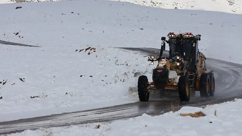 Kırsal mahallelerde kardan dolayı kapanan yollar ulaşıma açıldı