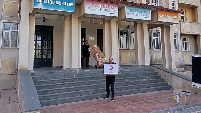 Kızılay'ın Erciş'teki giyim yardımı yüzleri güldürdü