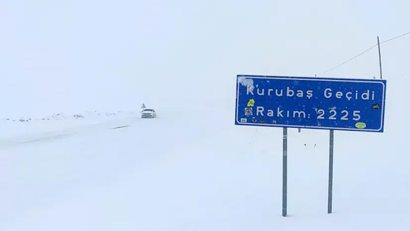 Kurubaş Geçidi'nde kar yağışı ve sis etkili oluyor