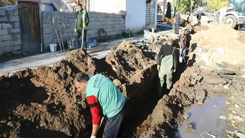 Latifiye Mahallesi'nde yağmur suyu hattı döşeme çalışmaları