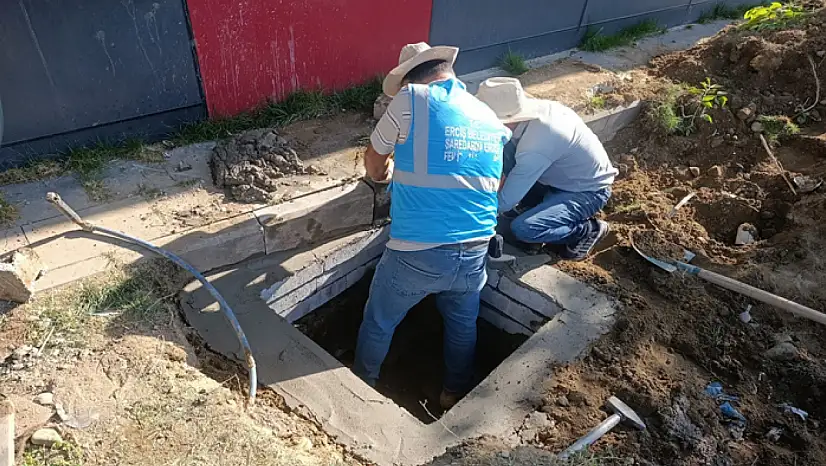 Millet Bahçesi'nde kırık logar kapağı tamir edildi