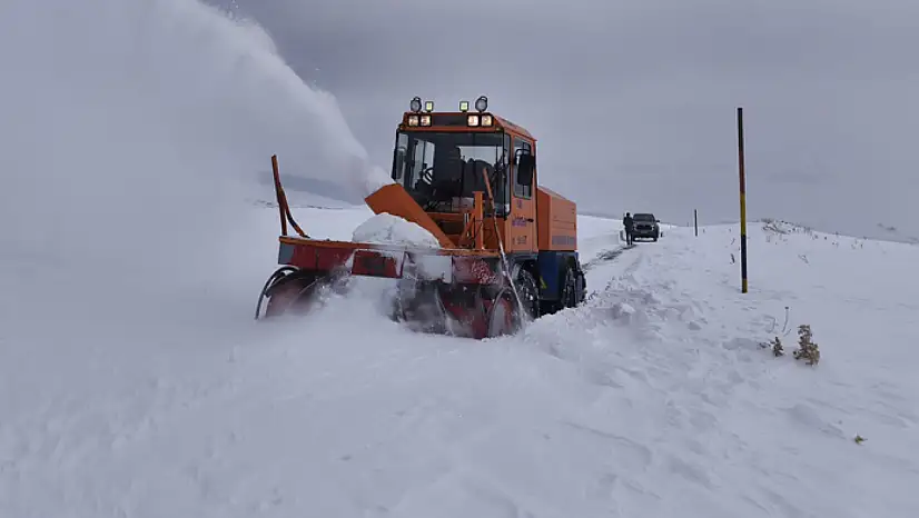 Muradiye'de karla mücadele aralıksız sürüyor