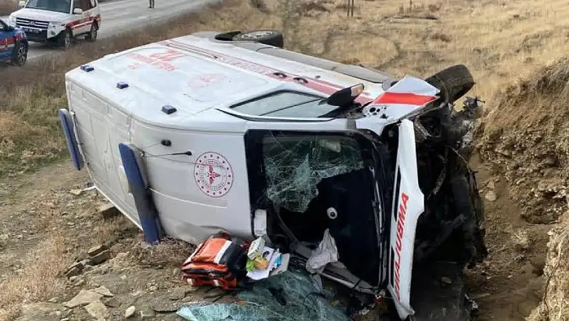 Muş'ta ambulans devrildi: 3 yaralı