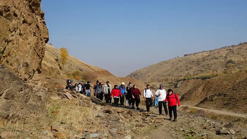 Muş'un ünlü bağlarına doğa yürüyüşü