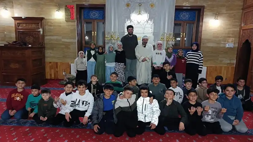 Öğrenciler Ramazan'ın maneviyatını teravih buluşmasında yaşadı