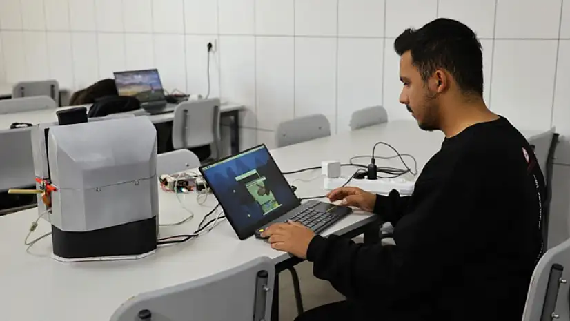 Öğrenciler yaptı: 5 santimetrelik cismi vurabiliyor