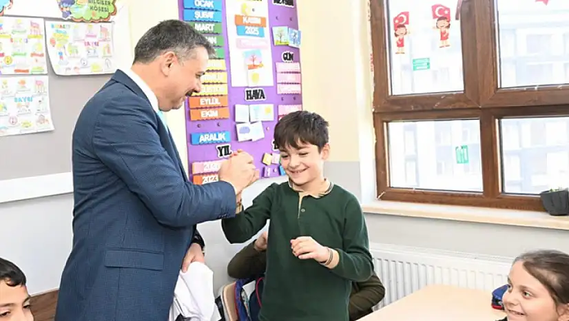 Öğrencilerden Vali Çiftçi'ye forma imzalatma sürprizi