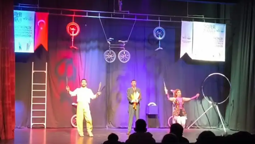 Öğrencilere yönelik kültürel etkinlik kapsamında akrobasi gösterileri düzenlendi