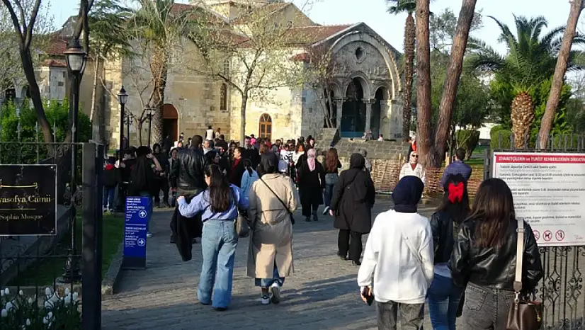 Ortahisar Ayasofya Camisi'ne ziyaretçi akını