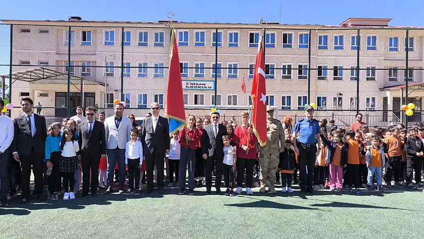Özalp'ta ilköğretim haftası coşkuyla kutlandı