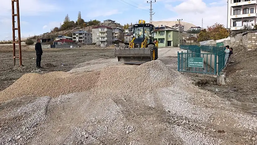 Patlayan su borusunun tahrip ettiği mahalle yolu onarıldı