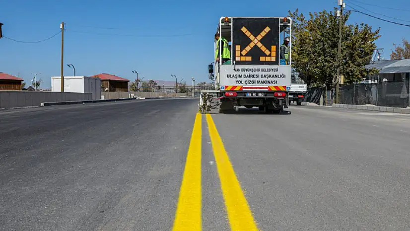 Sahil Yolu'nda yol çizgi ve yaya geçidi boyama çalışmaları başladı