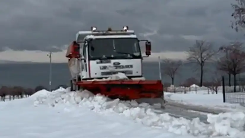 Sahilkent Mahallesi'nde kar temizleme çalışması
