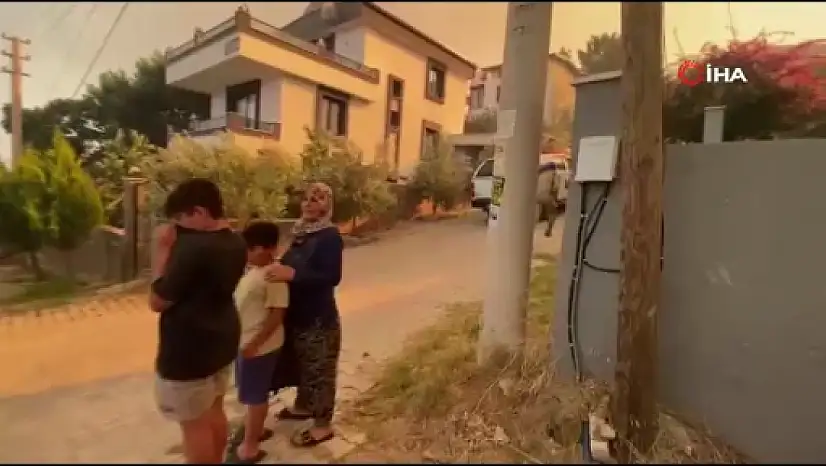 Seferihisar'da alevlerin yaklaştığı mahalle tahliye ediliyor