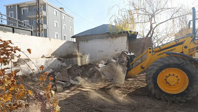 Şemsibey Mahallesi'nde ahır yıkımı ve enkaz temizliği