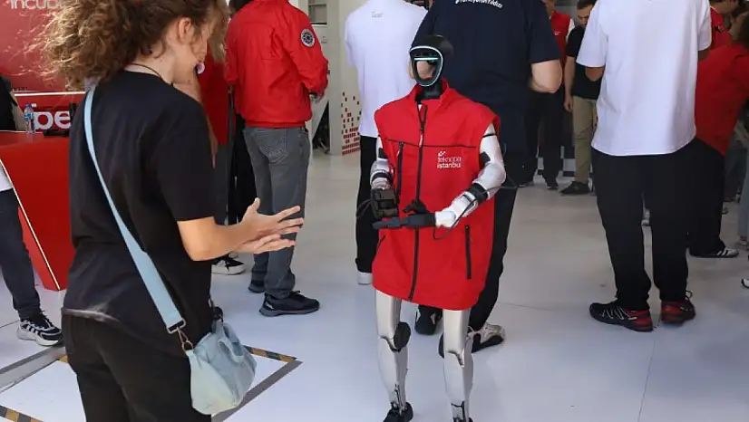TEKNOFEST'te robot köpek ve insansı robotlar ilgi odağı oldu