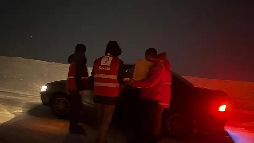 Tendürek geçidi'nde mahsur kalan sürücülere Kızılay'dan destek