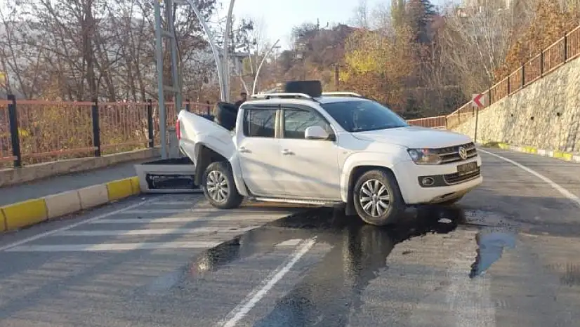 Tunceli'de kamyonet, 7 metre yükseklikten düştü: 4 yaralı