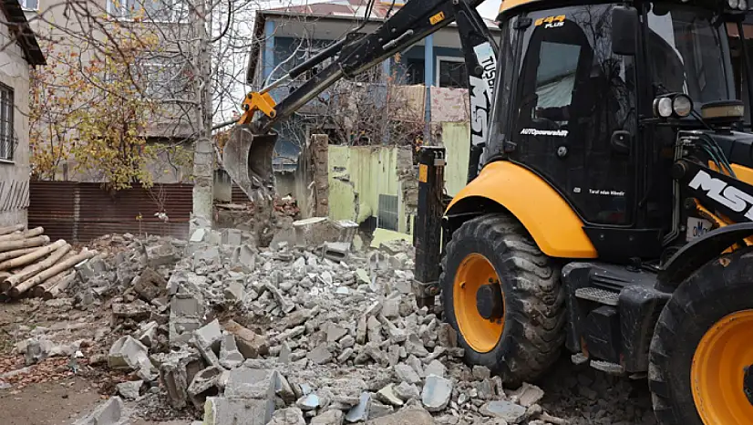 Tuşba Belediyesi tehlike arz eden yapıları yıkıyor
