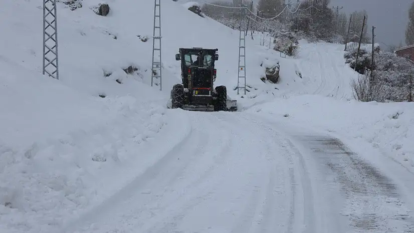 Tuşba'da kırsal mahallelerde karla mücadele sürüyor