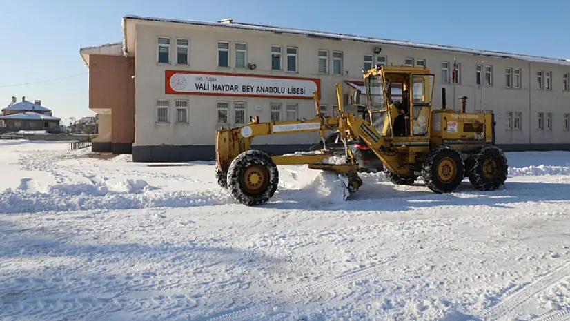 Vali Haydar Bey Lisesi çevresinde kar temizliği yapıldı