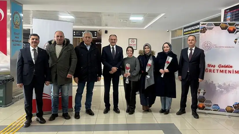 Van'a yeni atanan öğretmenler güllerle karşılandı