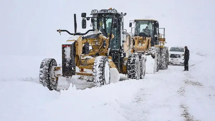 Van'da 363 yerleşim yerinin yolu kapandı
