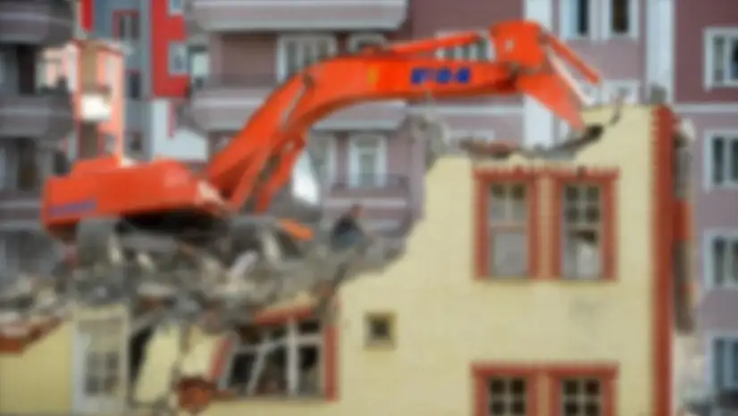 Van'da hasarlı okul ve pansiyonlar yıktırılıyor