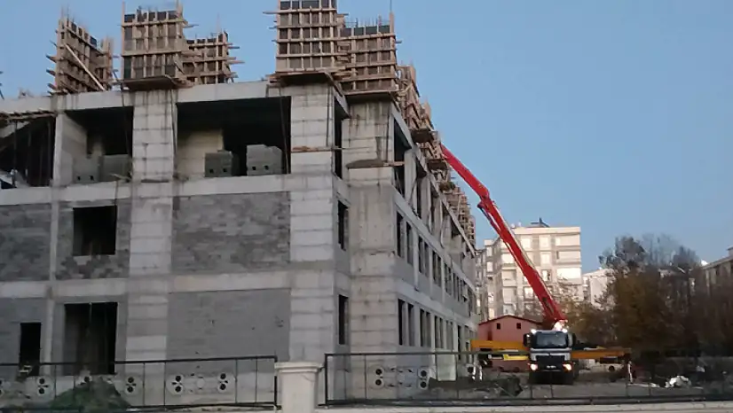 Van'da havalar buz kesti, inşaatlarda beton dökümü devam ediyor