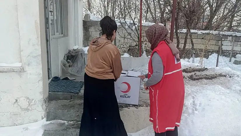 Van'da ihtiyaç sahibi ailelere gıda desteği sürüyor