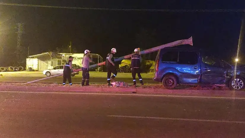 Van'da kamyonet, aydınlatma direğine çarptı