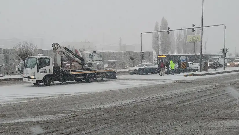 Van'da kar yağışı trafiği olumsuz etkiledi