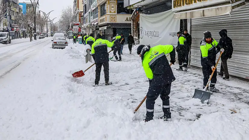 Van'da karla mücadele çalışmaları sürüyor