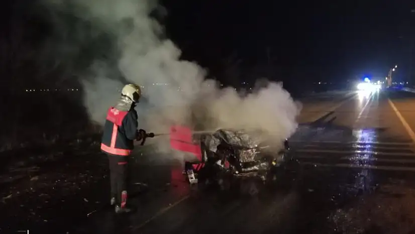 Van'da kaza yapan otomobil yanmaya başladı