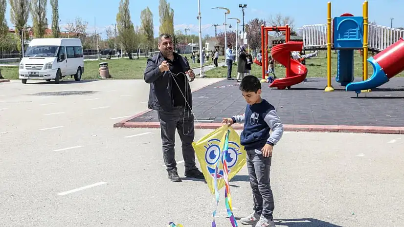 Van'da özel çocuklar için uçurtma şenliği düzenlendi