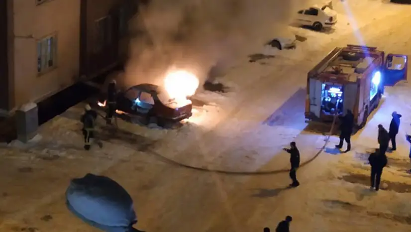 Van'da park halindeki otomobil alev alev yandı
