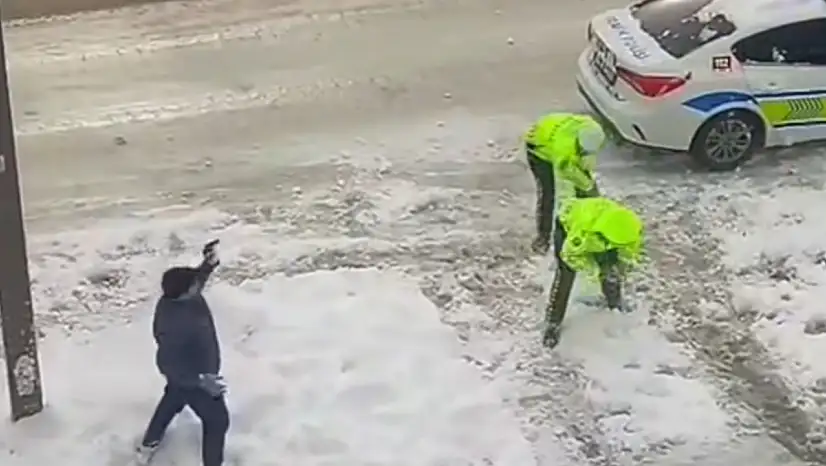Van'da polis ve çocukların yürekleri ısıtan görüntüsü