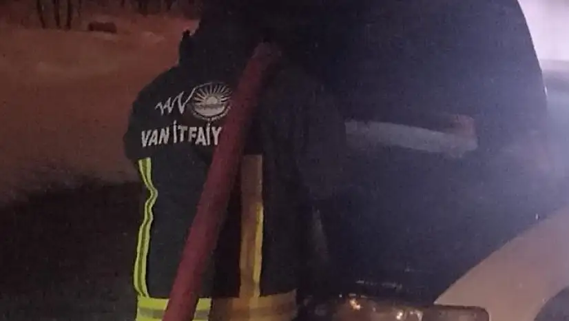 Van'da seyir halindeki otomobil alev aldı