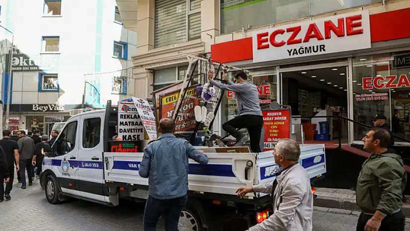 Van'da zabıta ekipleri kaldırımlara bırakılan ürünleri topladı
