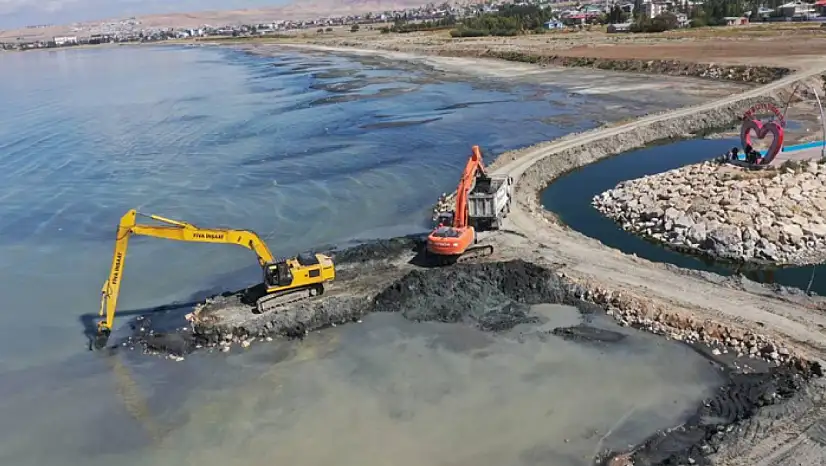 Van Gölü'nde dip çamuru temizliği sürüyor
