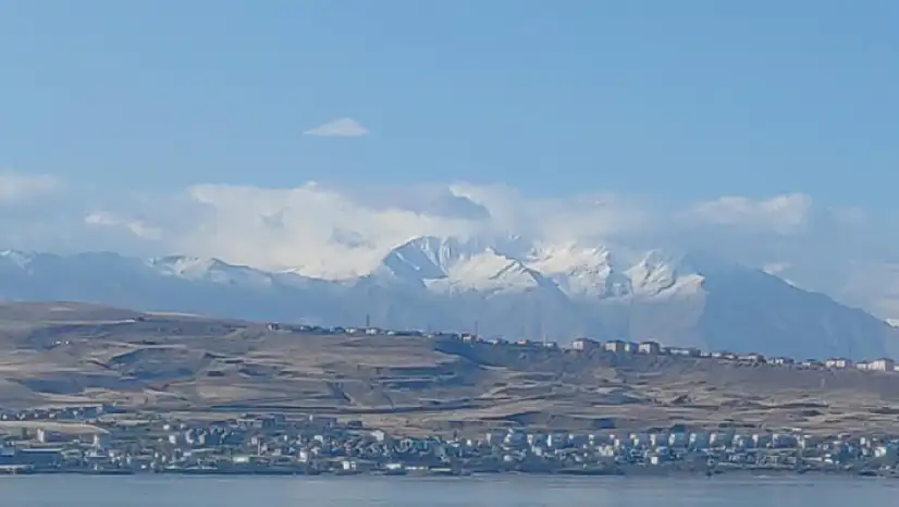 Van'ı çevreleyen dağların zirvesi beyaza büründü