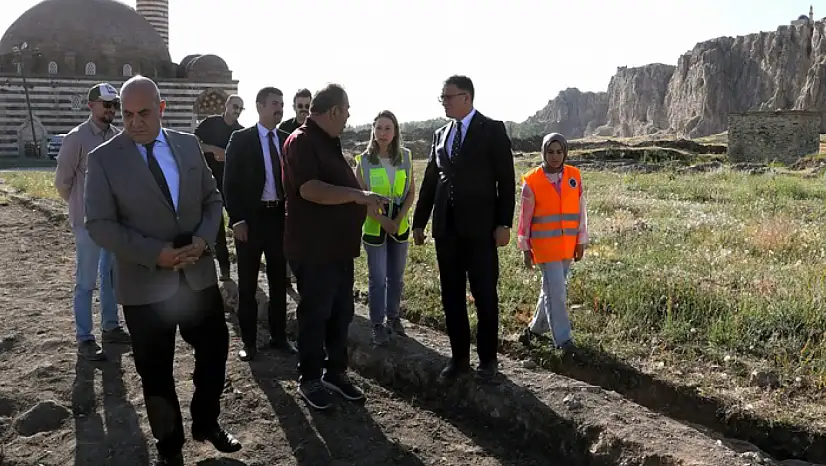 Van Kalesi'nin güney surlarının restorasyonu başladı