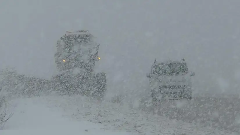 Van Kurubaş Geçidi'nde kar yağışı ve sis etkili oldu