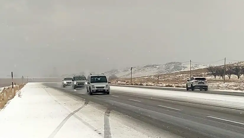 Van-Özalp yolunda dolu yağışı