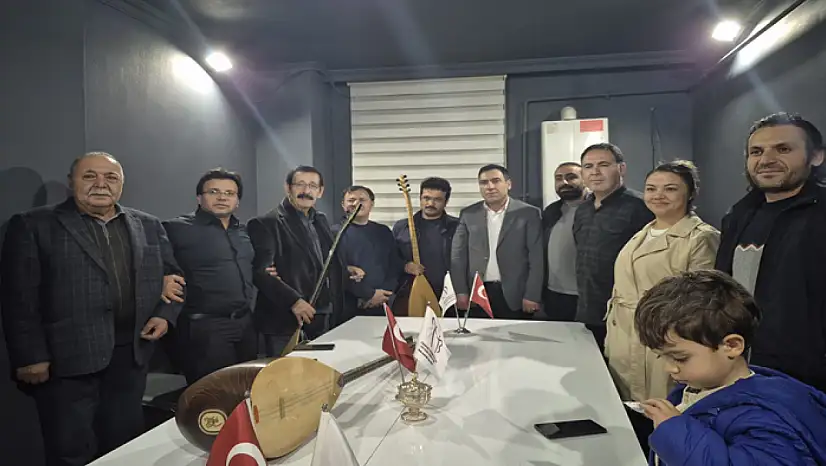 Vanlı âşık ve ozanlar çiğ köfteli etkinlikte bir araya geldi