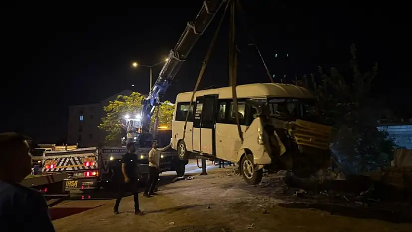 Yolcu minibüsü bahçe duvarında asılı kaldı