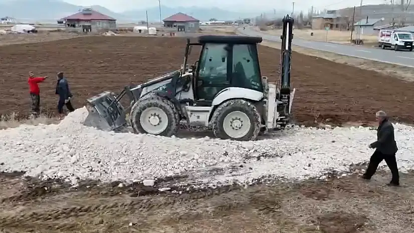 Yukarı Işıklı Mahallesinde yol onarım çalışmaları aralıksız sürdürülüyor