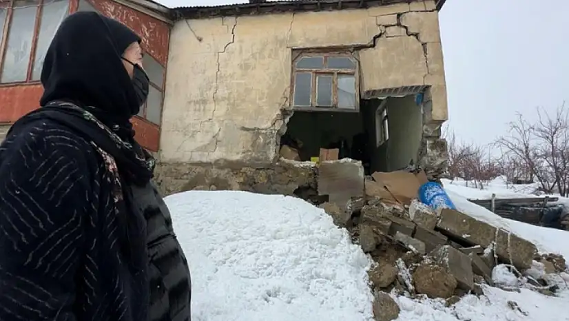 Yüksekova'da bir evin duvarı yıkıldı