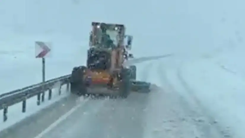 Yüksekova'da Karayolları ekipleri, karla mücadele çalışması yaptı