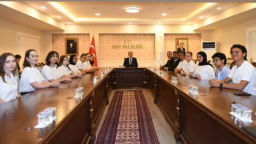 14 Ülkeden gelen öğrencilerden Vali Balcı'ya ziyaret